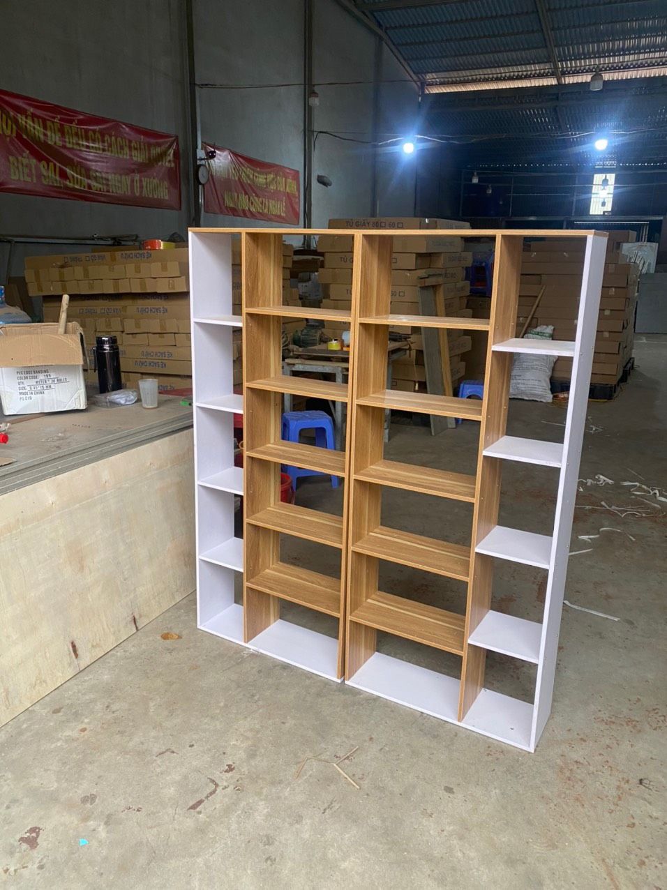 KỆ SÁCH GỖ ĐỂ SÀN NHIỀU NGĂN CHỐNG ẨM MẪU MỚI 